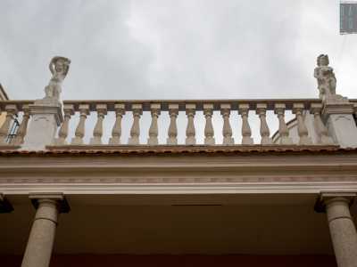 Non scaramantiche ma allegoriche sono invece le decorazioni della balconata: l�affaccio � infatti protetto da colonnine...